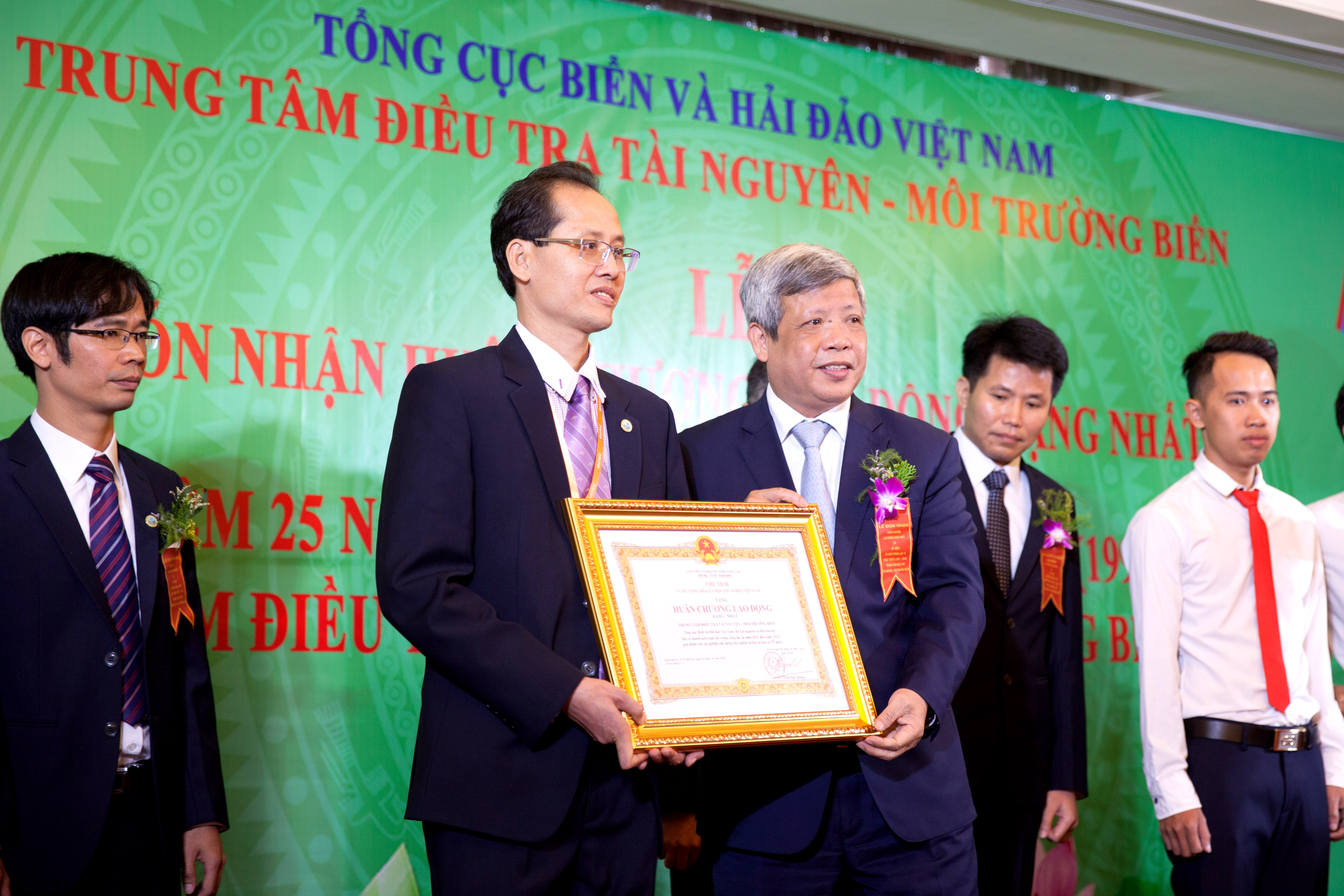 Trung-tam-Dieu-tra-tai-nguyen---moi-truong-bien-(MGMC)-to-chuc-Le-don-nhan-Huan-chuong-Lao-dong-hang-Nhat-va-ky-niem-25-nam-thanh-lap-va-phat-trien-(1991--2016)